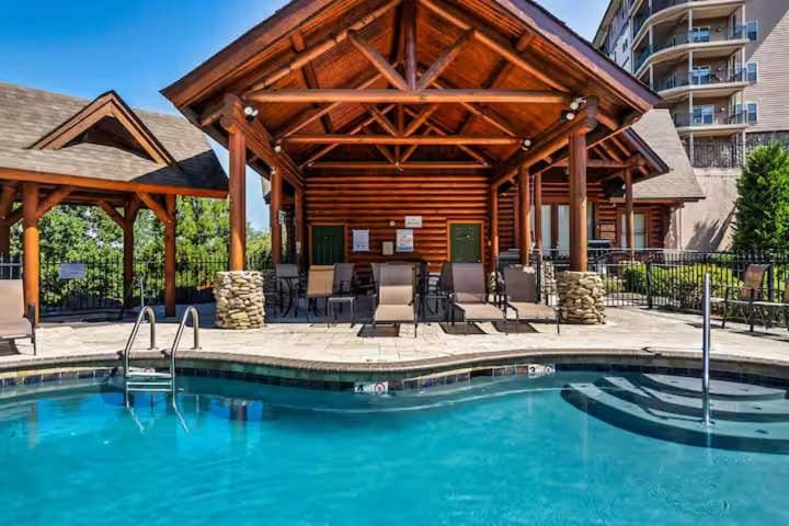 Charming Cabin Retreat with Grill Deck & Resort Perks Cabin in Pigeon Forge