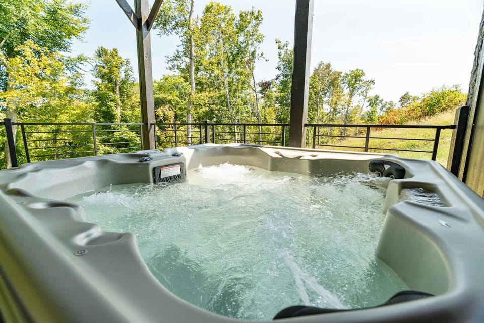 Perfect Base for Dollywood escape w Hot Tub House in Sevierville