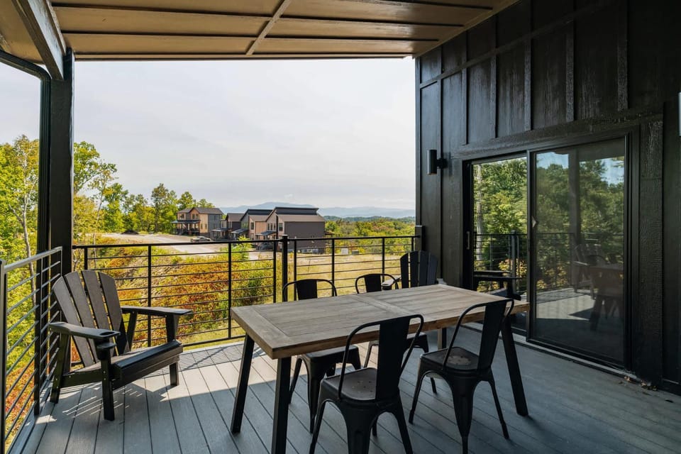 Perfect Base for Dollywood escape w Hot Tub House in Sevierville