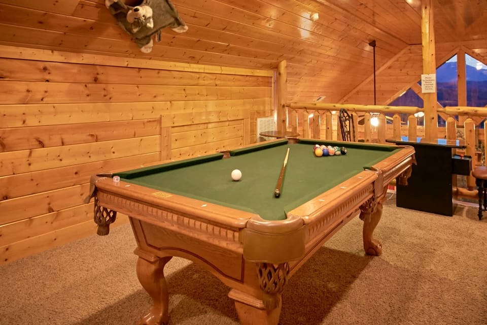Cozy Getaway w View Pool Table Arcade & Hot tub House in Sevier County