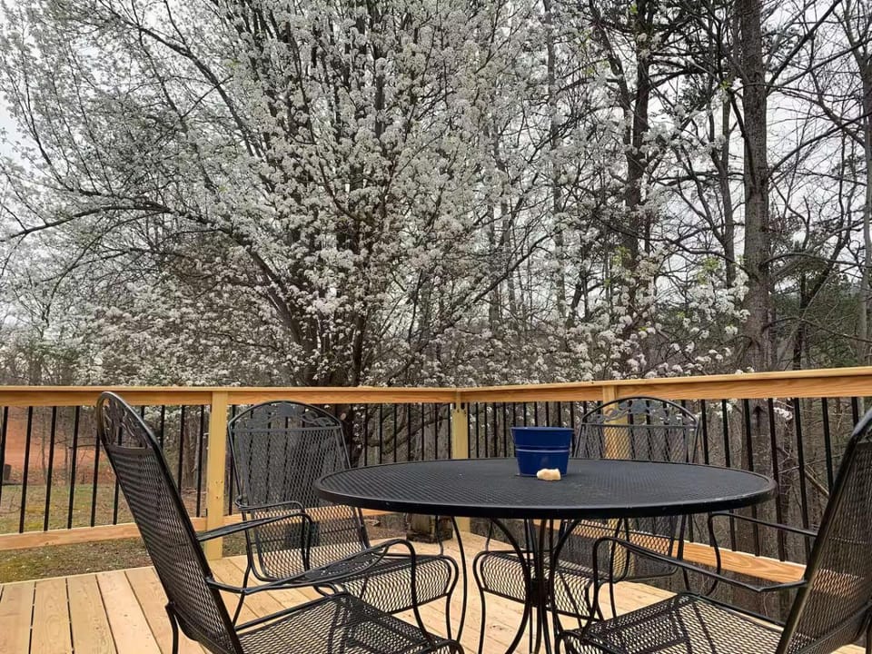 Cozy Cabin 3BR Retreat w Spacious Outdoors Cabin in Gatlinburg