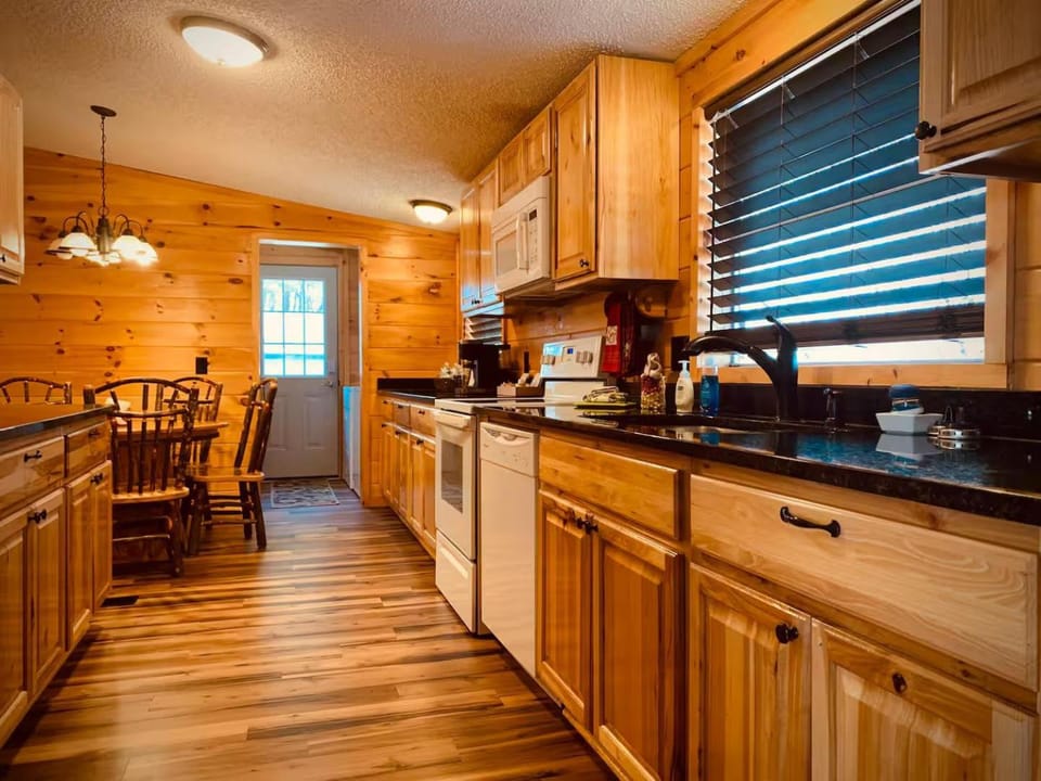 Cozy Cabin 3BR Retreat w Spacious Outdoors Cabin in Gatlinburg
