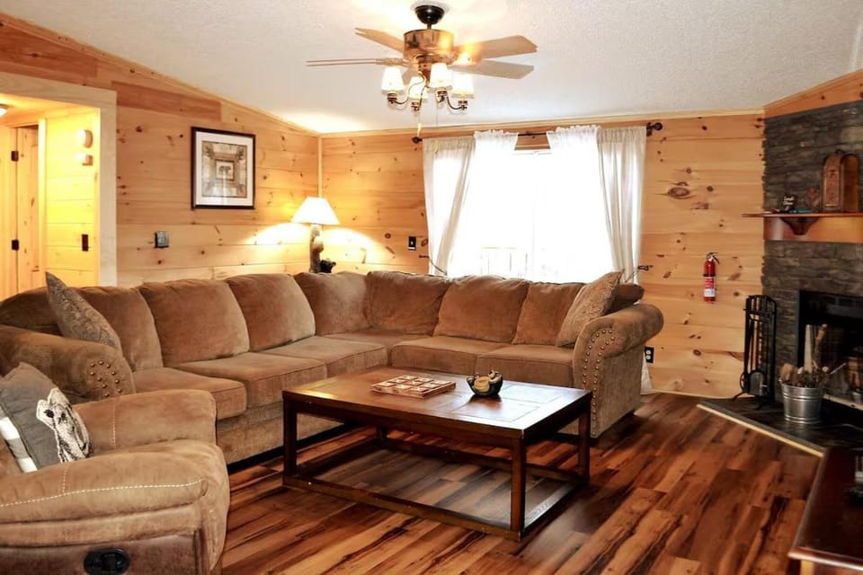 Cozy Cabin 3BR Retreat w Spacious Outdoors Cabin in Gatlinburg