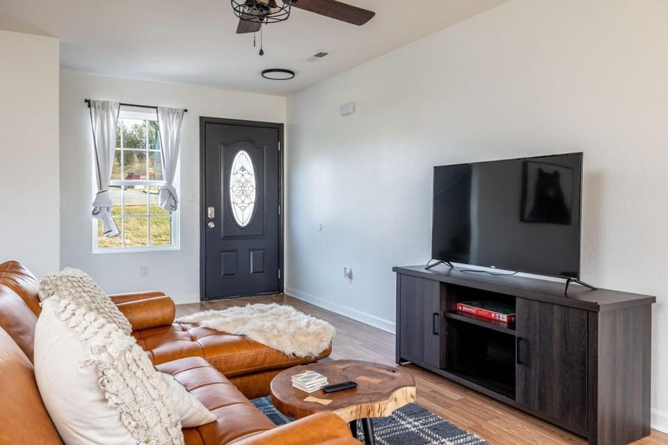 Cozy Cabin Retreat w Arcade Hot Tub near Dolly Cabin in Sevierville