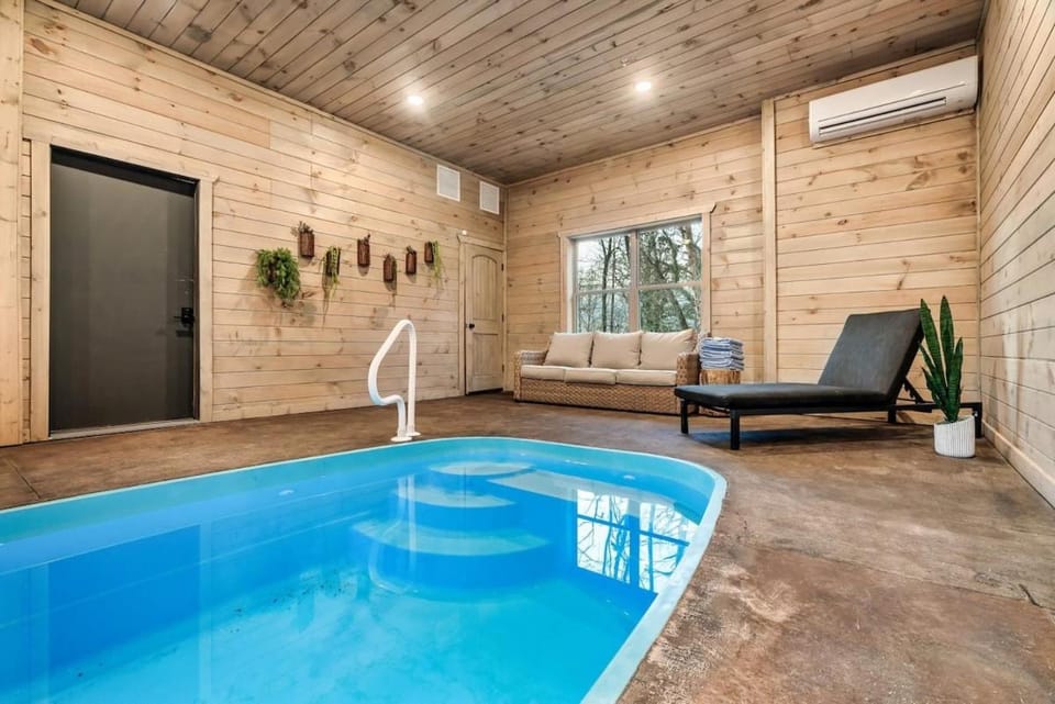 Cozy Cabin Haven 6-BR with Private Hot Tub & Pool Cabin in Gatlinburg