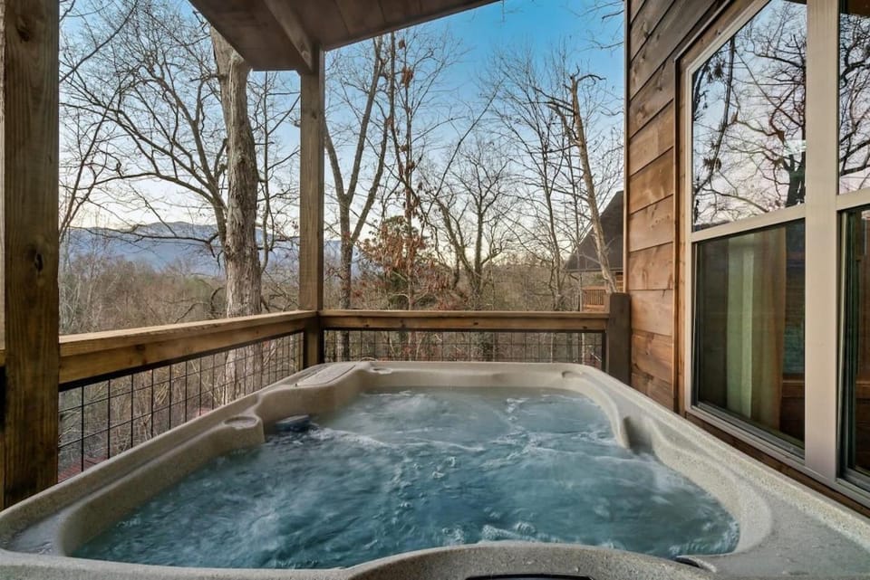 Cozy Cabin Haven 6-BR with Private Hot Tub & Pool Cabin in Gatlinburg