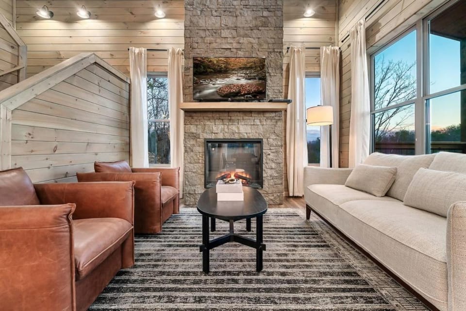 Cozy Cabin Haven 6-BR with Private Hot Tub & Pool Cabin in Gatlinburg