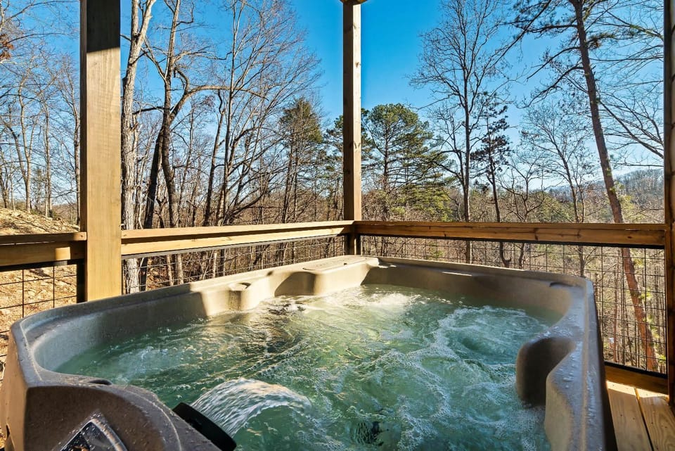 Gatlinburg Getaway Pool Hot Tub & Games House in Gatlinburg