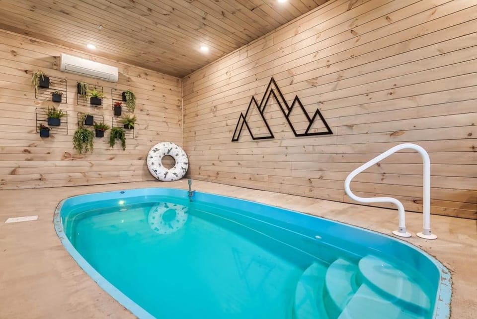 Charming Hideaway with Private Pool Hot Tub & Views House in Gatlinburg