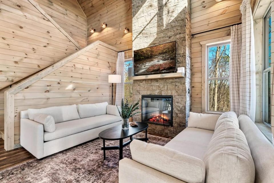 Charming Hideaway with Private Pool Hot Tub & Views House in Gatlinburg
