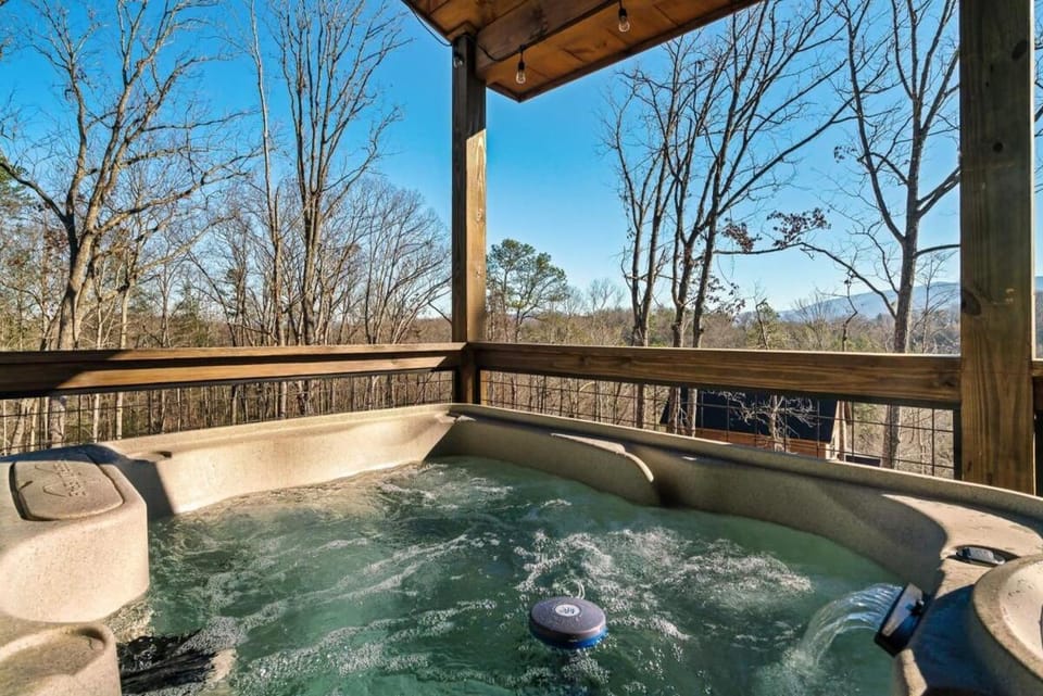 Charming Hideaway with Private Pool Hot Tub & Views House in Gatlinburg
