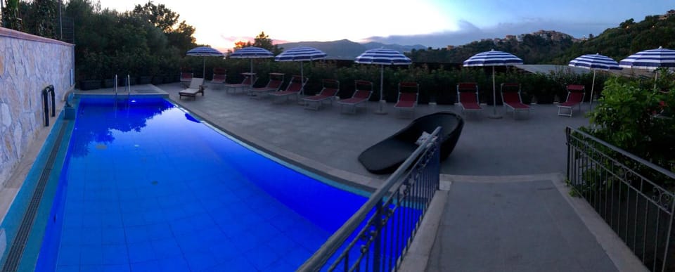 Balcony/Terrace, Pool view, Swimming pool, Swimming pool