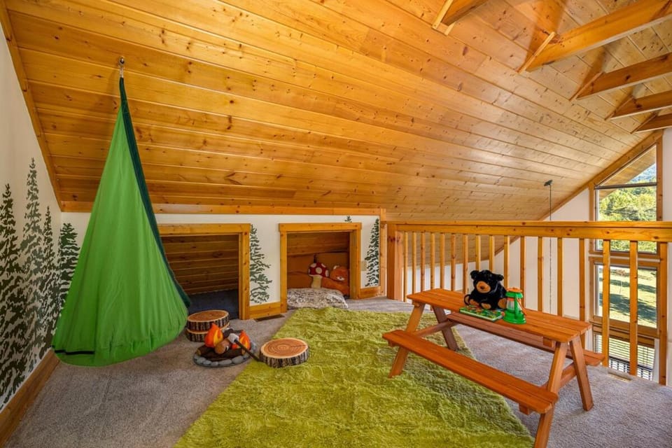 Cabin Haven Theater Game room Hot Tub Yard Cabin in Douglas Lake