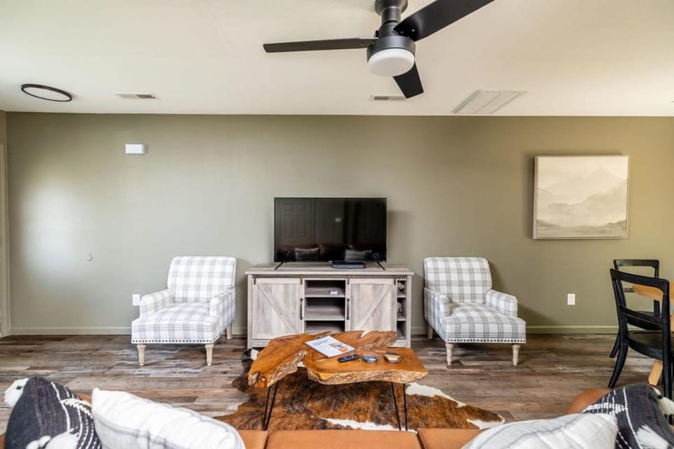 Comfortable Escape near Dolly w Hot Tub House in Sevierville
