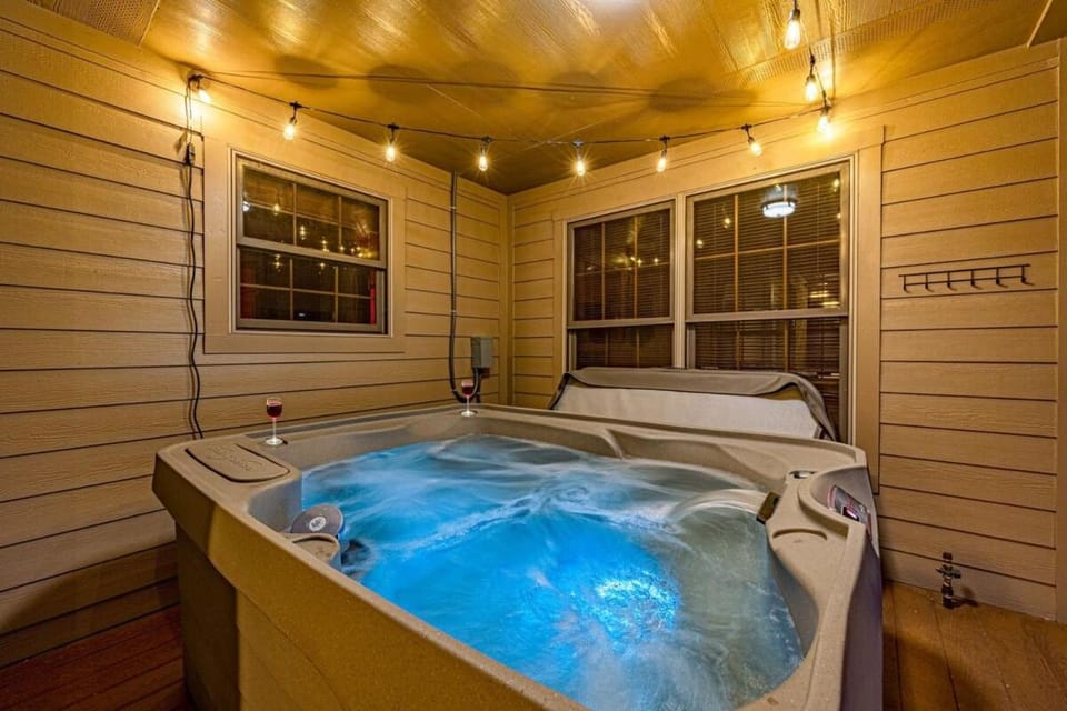 Luxury Cabin w Hot Tub Games Views await Cabin in Douglas Lake