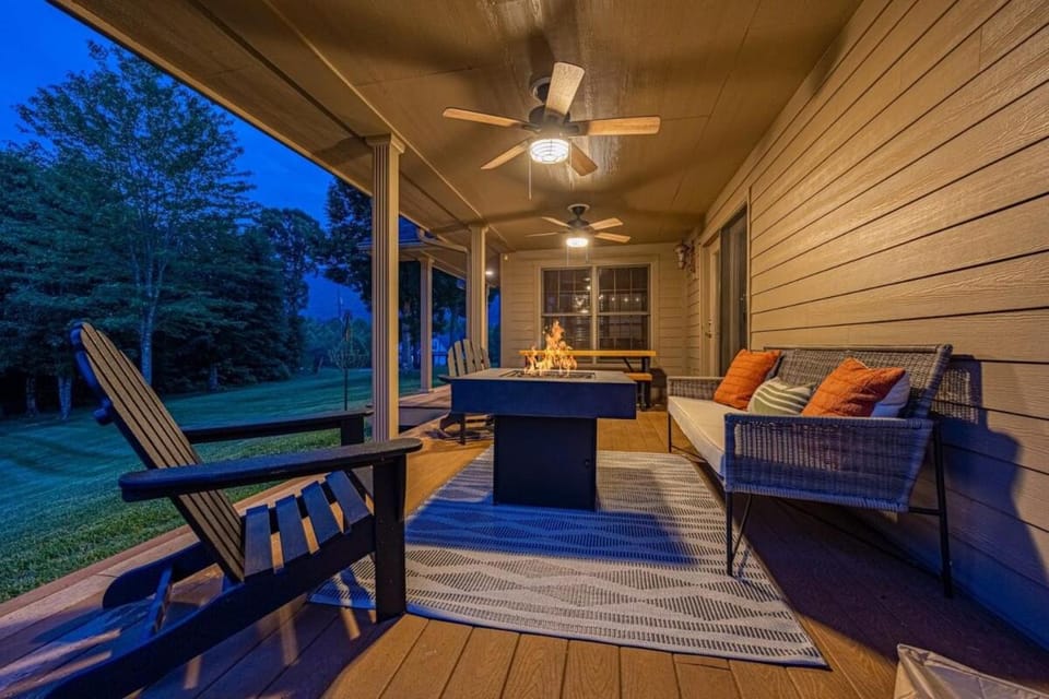 Luxury Cabin w Hot Tub Games Views await Cabin in Douglas Lake