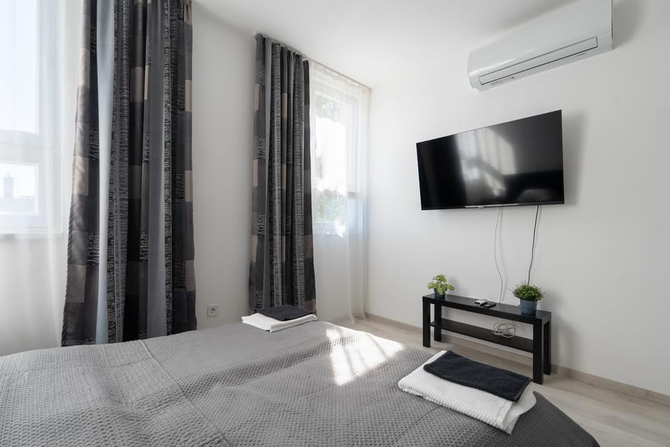 Bed, TV and multimedia, Bedroom, air conditioner