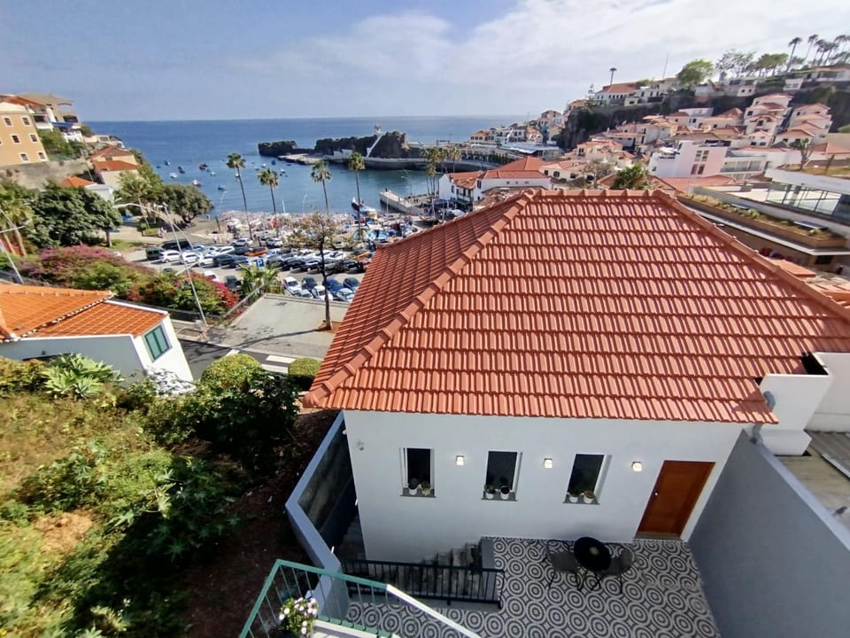 Property building, Patio, Day, Neighbourhood, Natural landscape, Bird's eye view, View (from property/room), City view, Landmark view, Sea view, Street view, Location, Inner courtyard view
