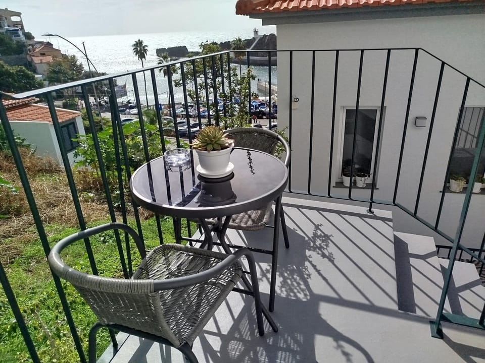 Property building, Day, View (from property/room), Dining area, City view, Landmark view, Sea view, Street view, Breakfast, Inner courtyard view