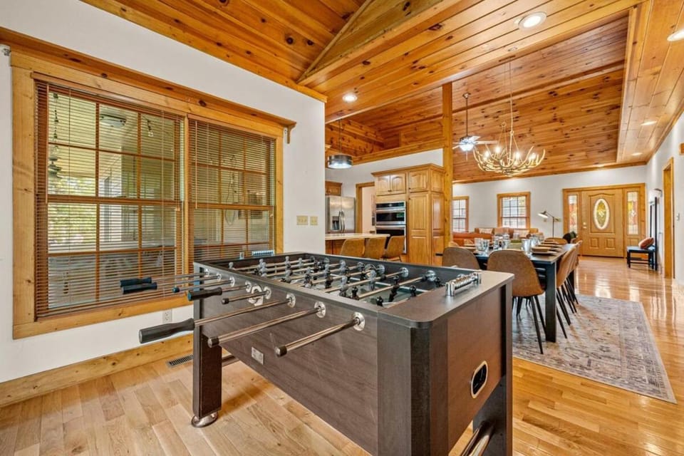 Ultimate Smoky Escape W Fun Games Hot tub & more Apartment in Douglas Lake