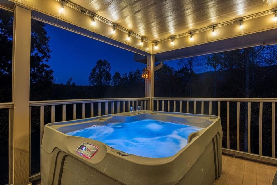 Spacious Family Home with Hot Tub Game & Play room House in Douglas Lake