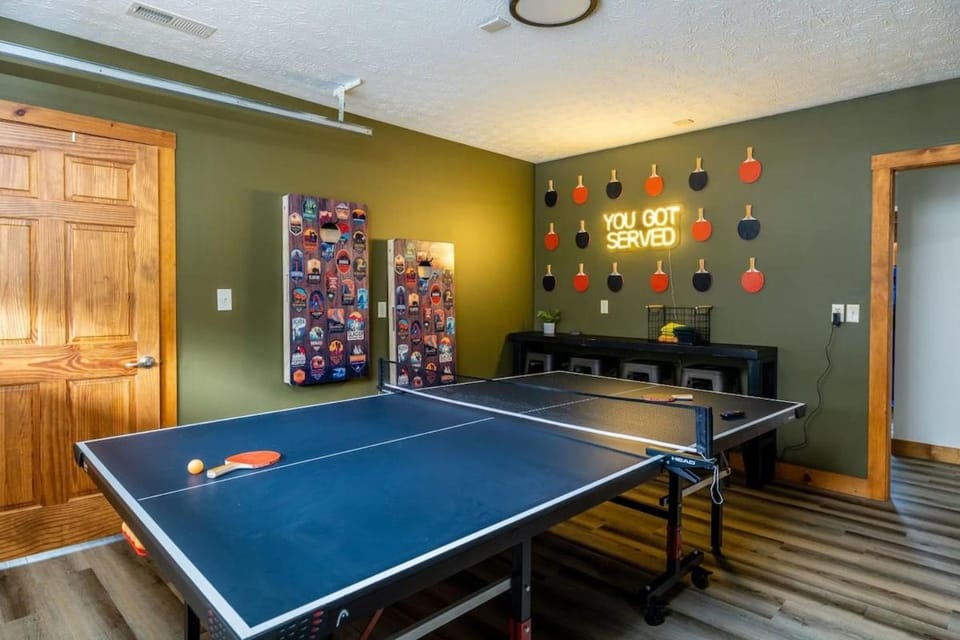 Spacious Family Home with Hot Tub Game & Play room House in Douglas Lake