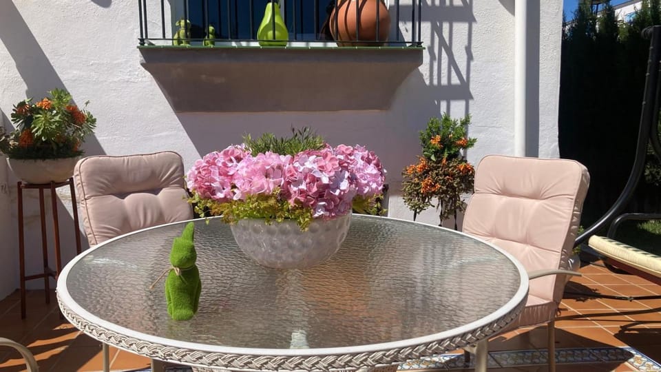 Patio, Day, Garden, View (from property/room), Living room, Seating area, Garden view