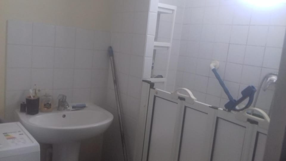 Bathroom, towels