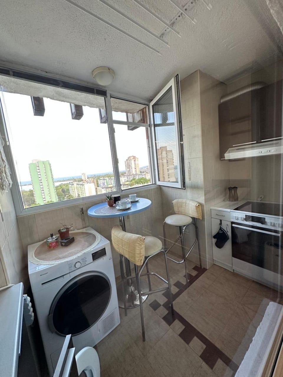 Kitchen or kitchenette, Seating area, oven, stove