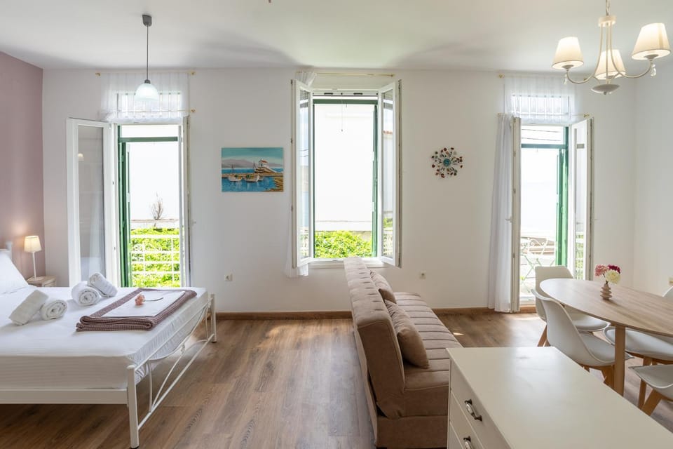 Bed, Living room, Photo of the whole room, Seating area, Bedroom