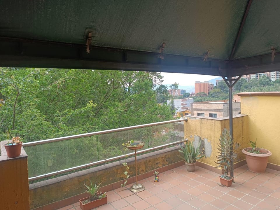 Alcoba amplia con cama doble Vacation rental in Envigado