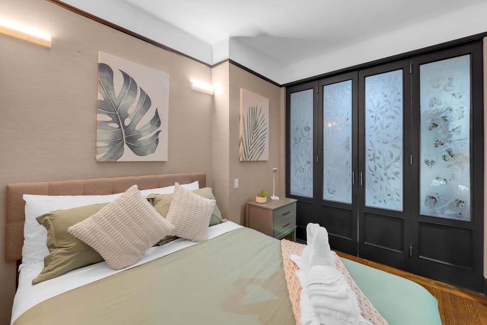 Photo of the whole room, Bedroom