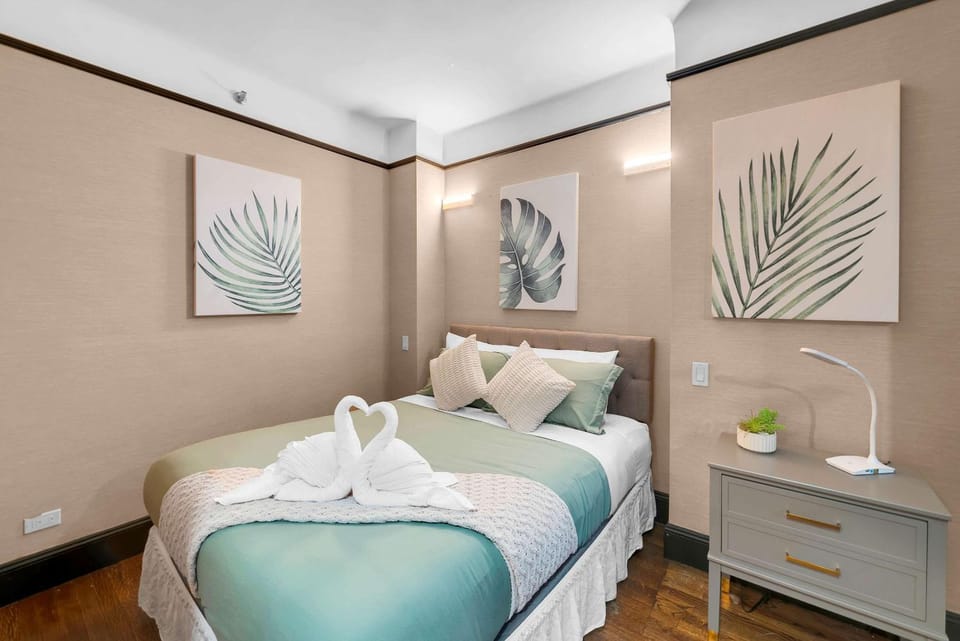 Photo of the whole room, Bedroom
