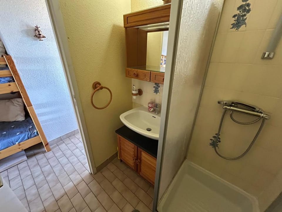 Studio cabine avec loggia et parking, proche plage - FR-1-338-626 Cabin in Occitanie