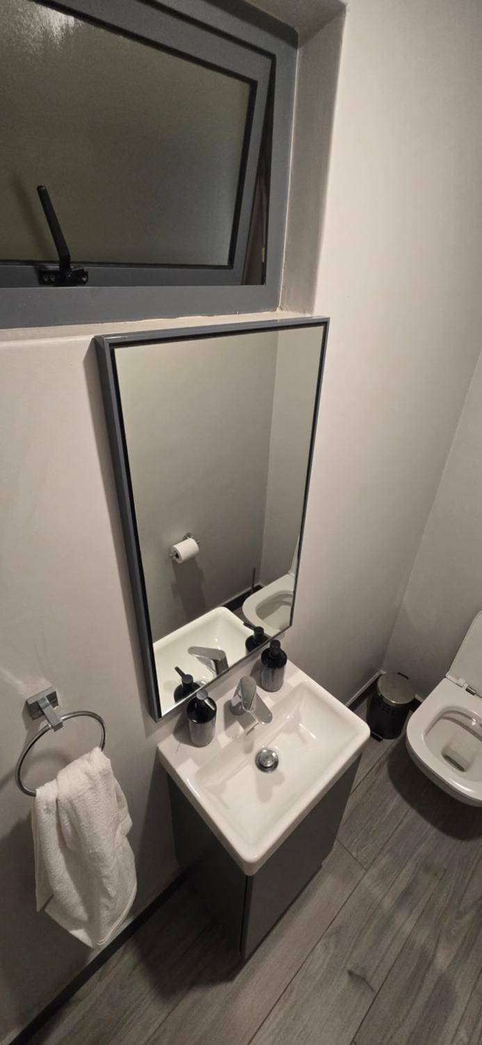Toilet, Guests