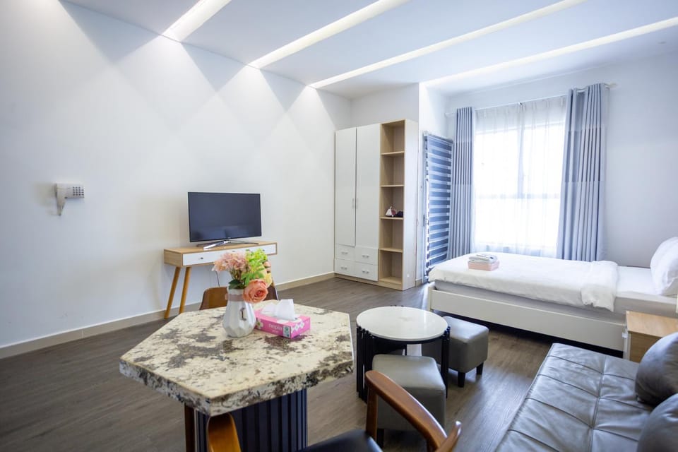 Communal lounge/ TV room, Bed, TV and multimedia, Living room, Photo of the whole room, Seating area, Dining area, Evening entertainment, Bedroom, hair dresser