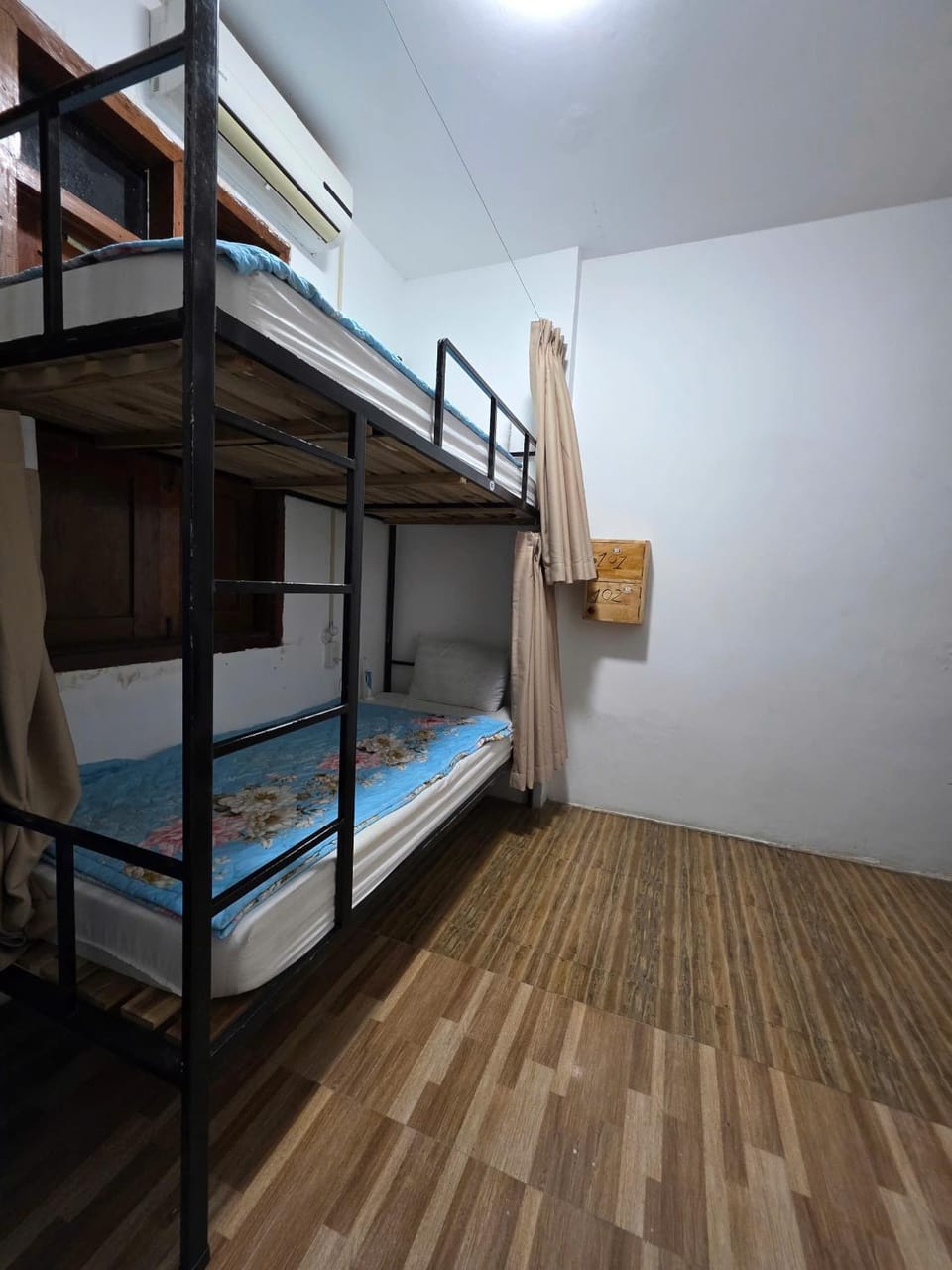 Bed, Photo of the whole room, Bedroom, bunk bed