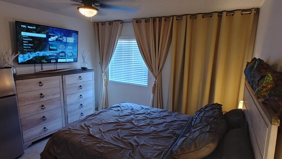 Bed, TV and multimedia, Photo of the whole room, Evening entertainment, Bedroom