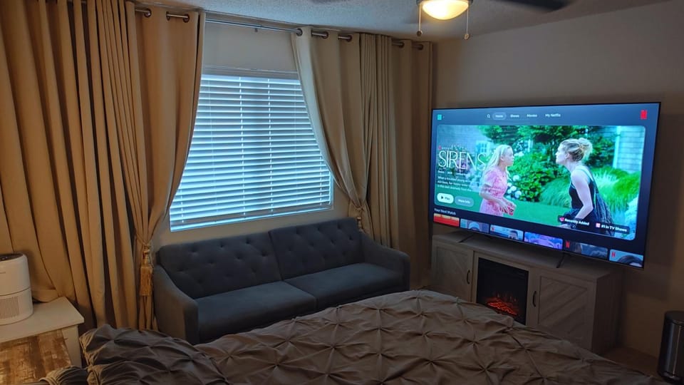 Communal lounge/ TV room, Bed, TV and multimedia, Bedroom