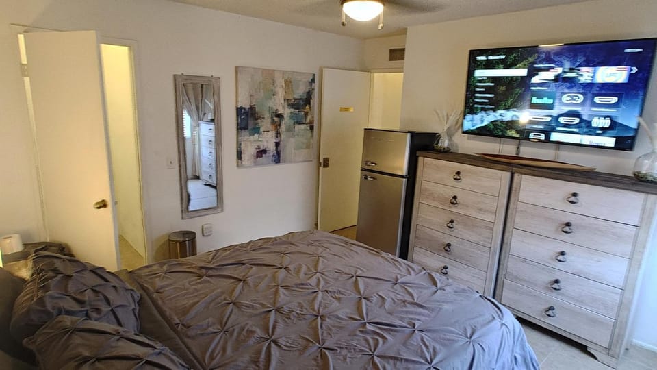 Bed, TV and multimedia, Photo of the whole room, Evening entertainment, Bedroom