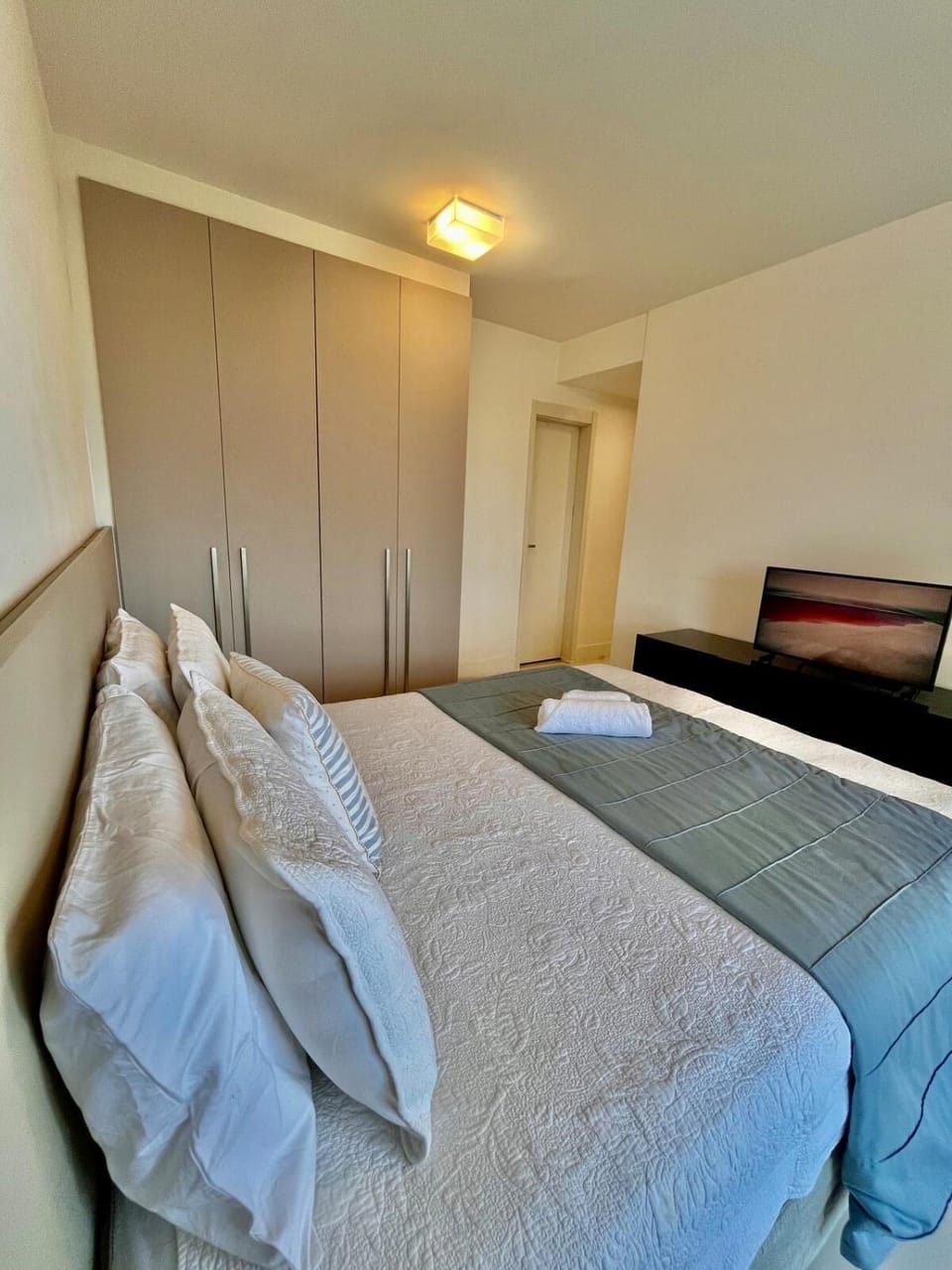 Bed, Photo of the whole room, wardrobe
