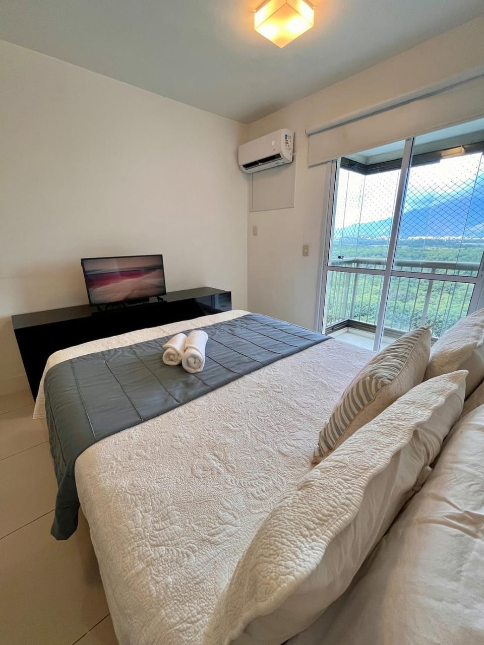 Bed, Bedroom, air conditioner