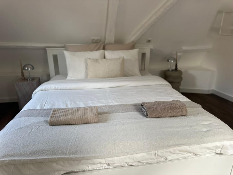 Bed, Photo of the whole room, Bedroom, towels