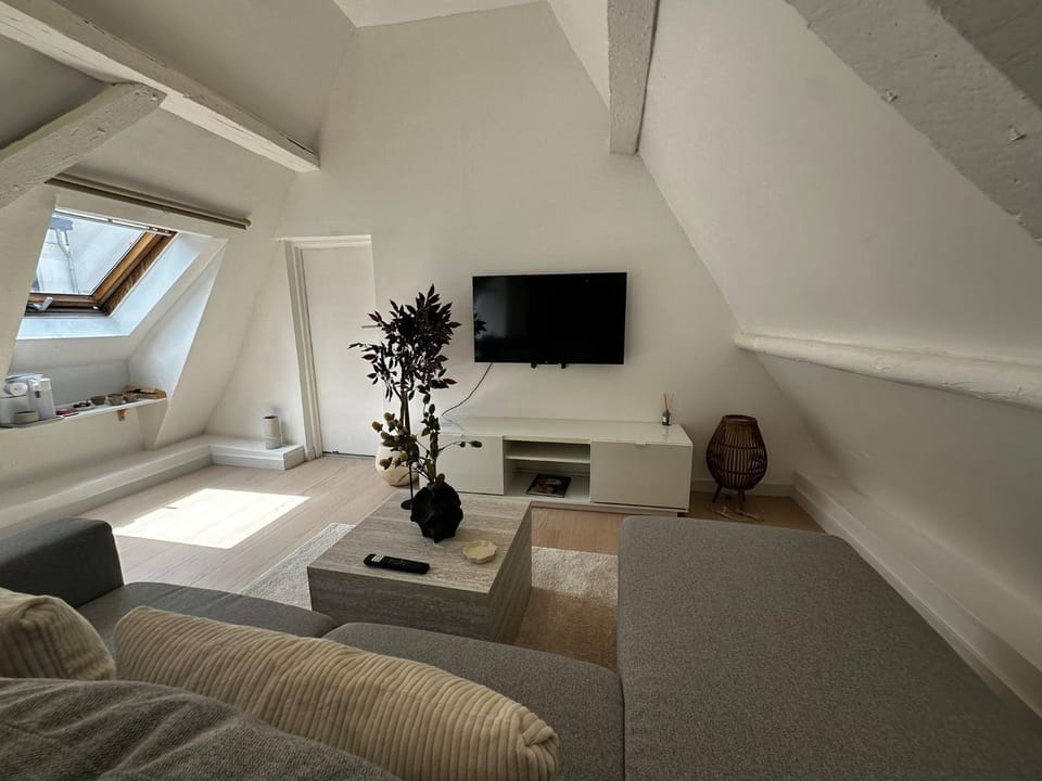 TV and multimedia, Living room, Seating area, Evening entertainment