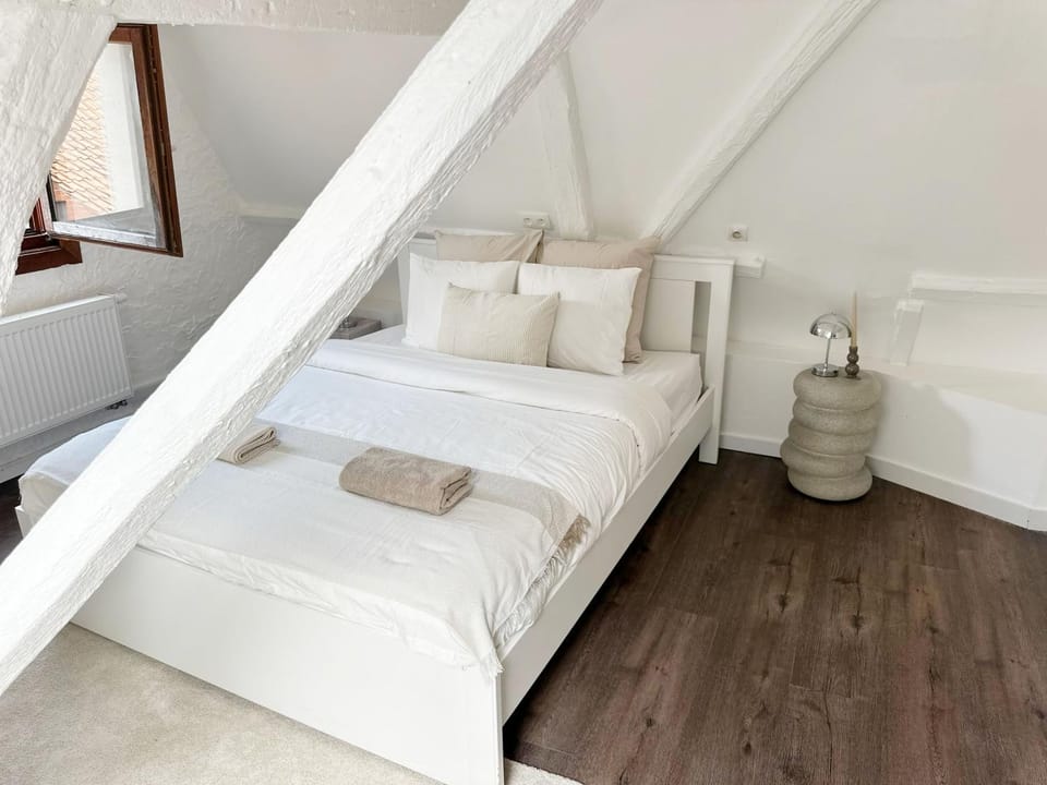 Bed, Bedroom, towels