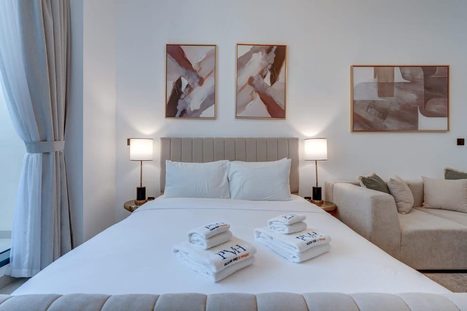 Bed, Seating area, towels
