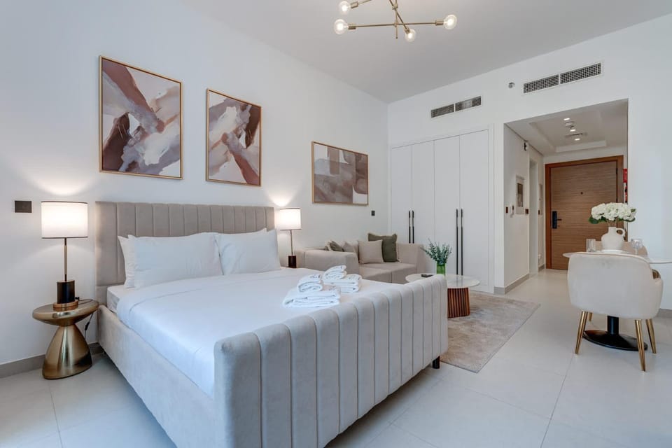 Bed, Photo of the whole room, Seating area, air conditioner