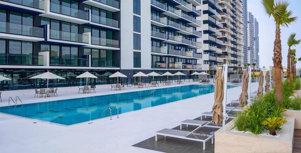 Property building, Day, Pool view, Swimming pool, sunbed