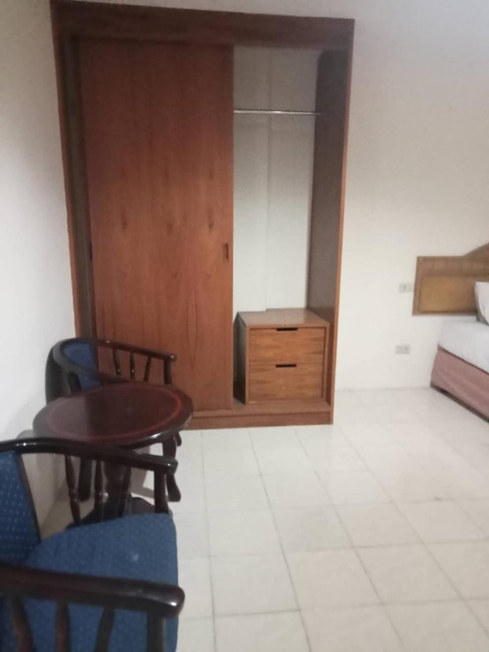 Photo of the whole room, Seating area, wardrobe
