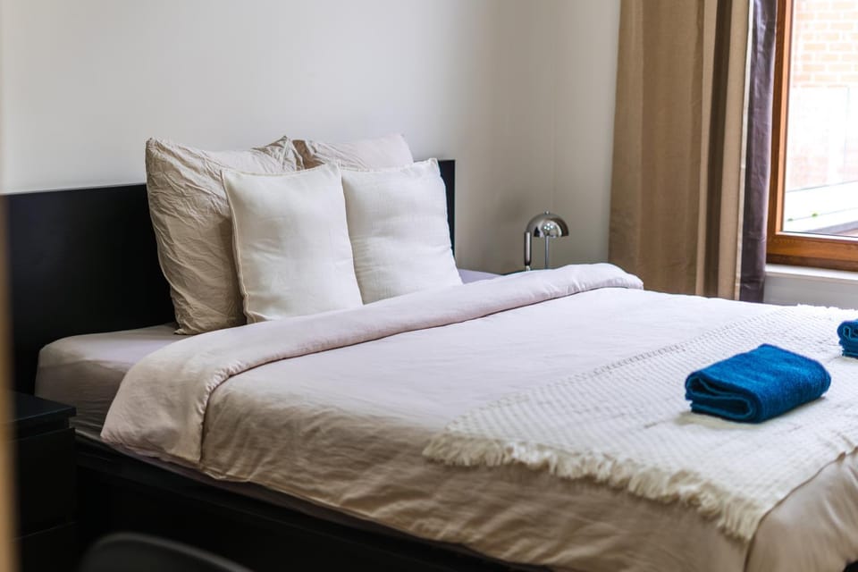 Bed, Bedroom, towels